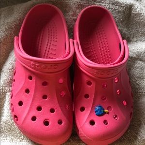 Pink crocs ! Great condition w/ dory jibbitz !
